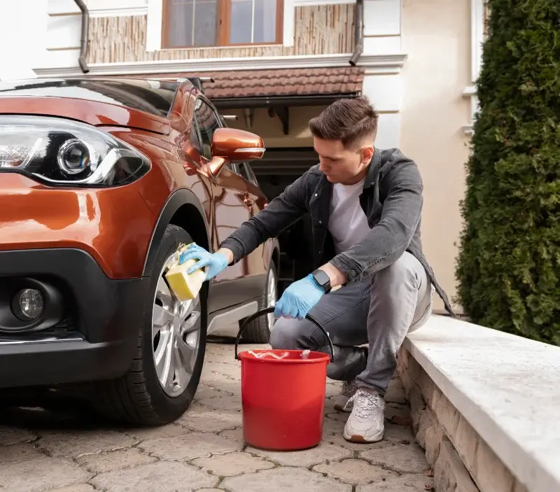 Lavage auto à domicile Gressey : professionnel intervenant sur un véhicule